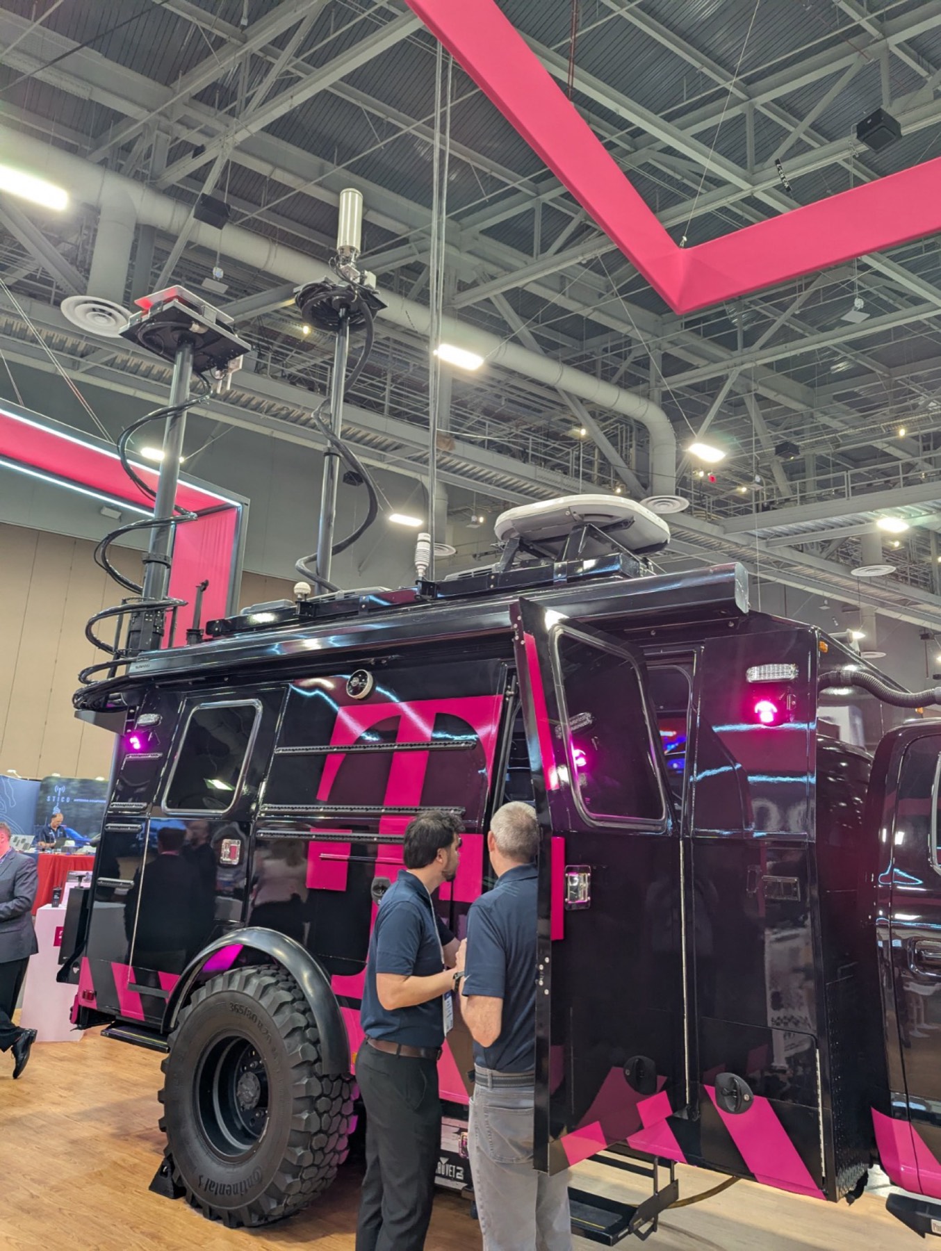 Interior de unidad móvil de comando con estaciones de monitoreo