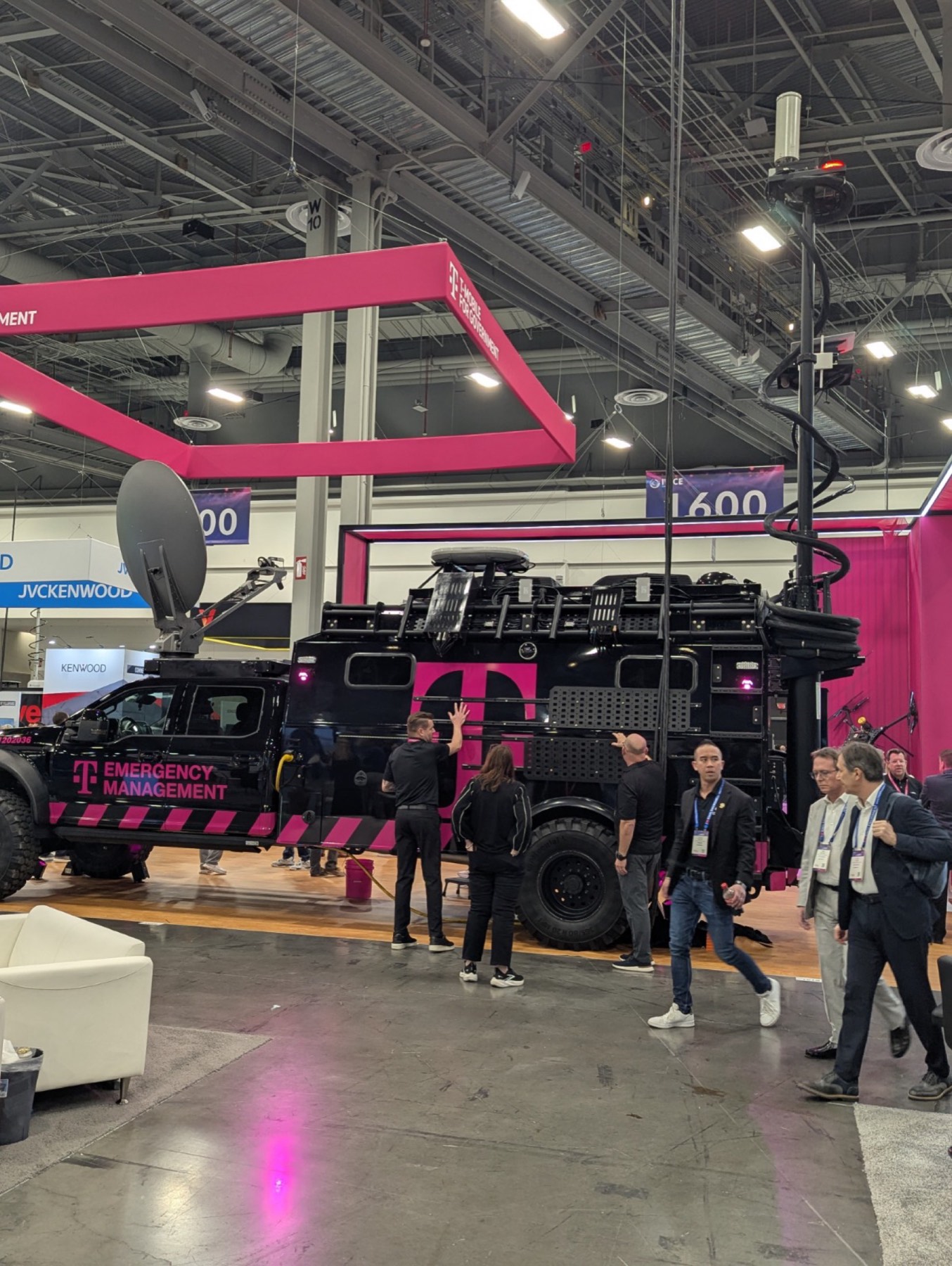 Vista general de vehículo móvil de gestión de emergencias