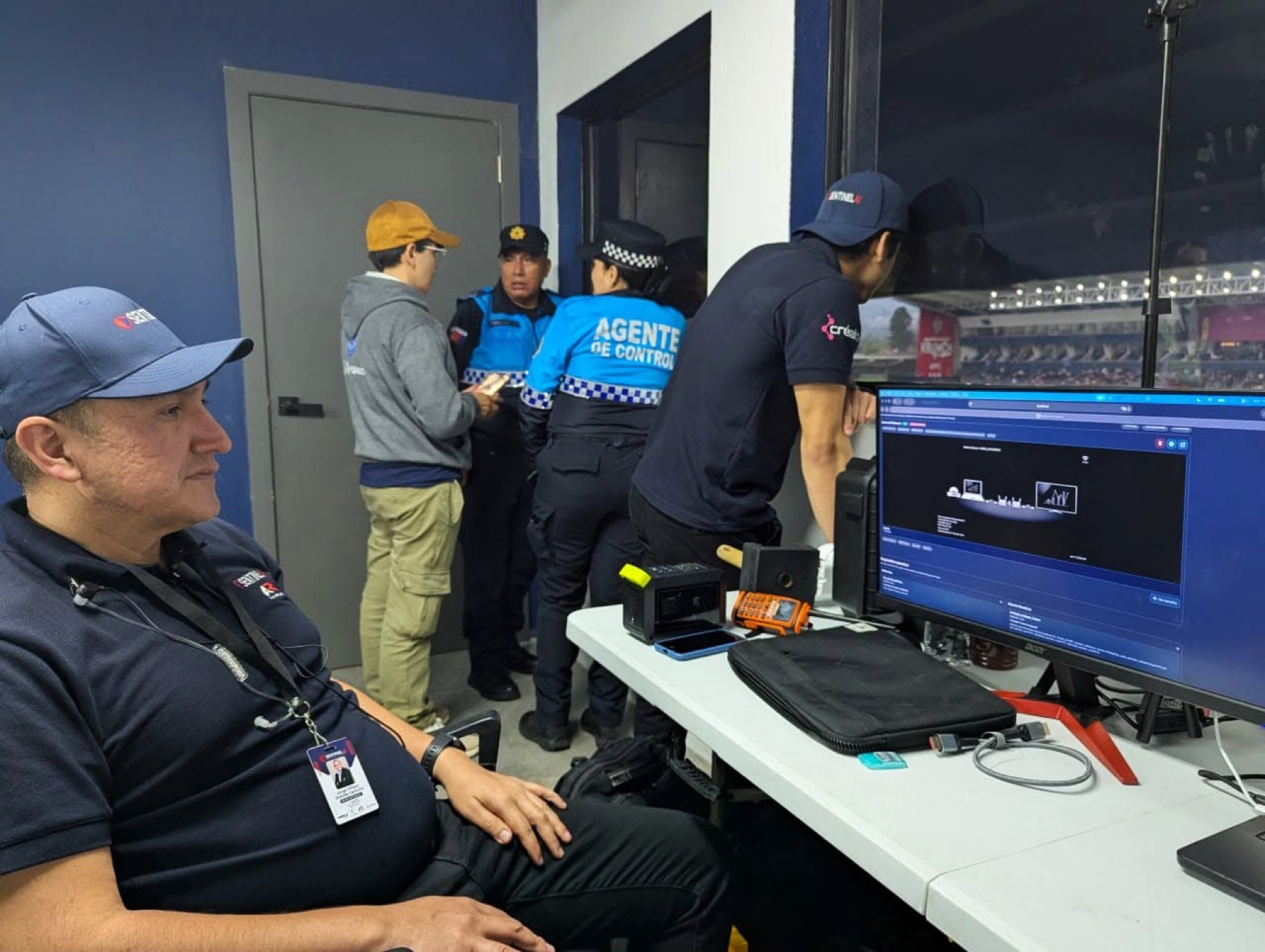 Equipo operativo usando Sentinel AI en el estadio