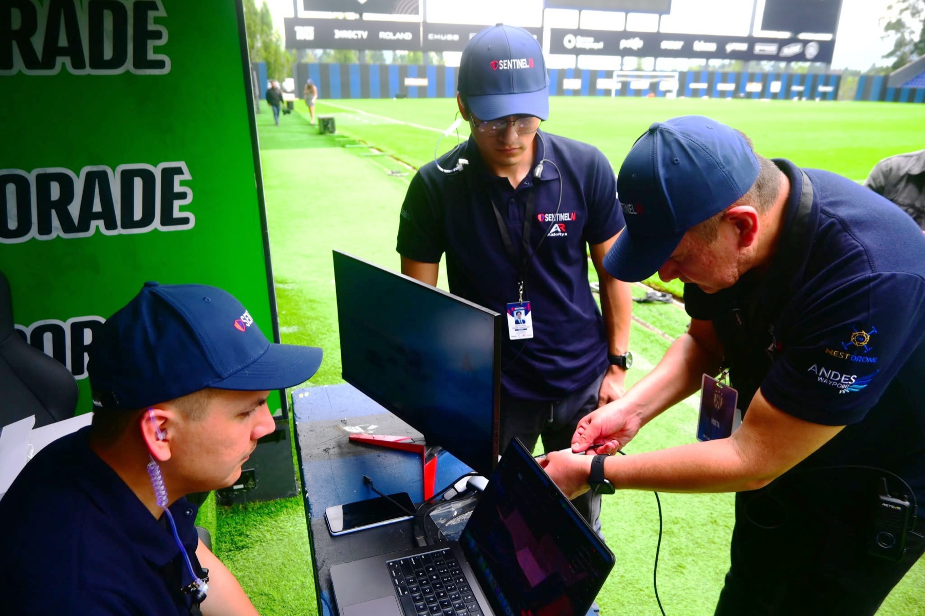 Equipo configurando estación operativa de Sentinel AI en campo