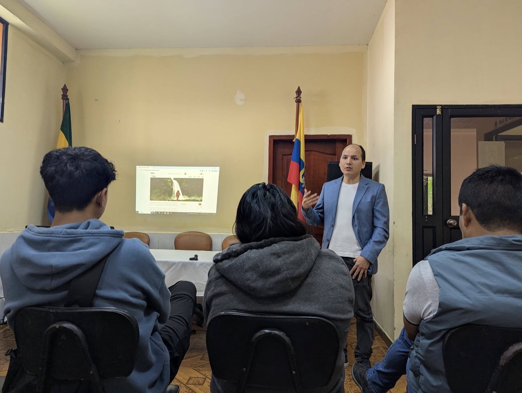 Demostración de Tugono durante capacitación turística